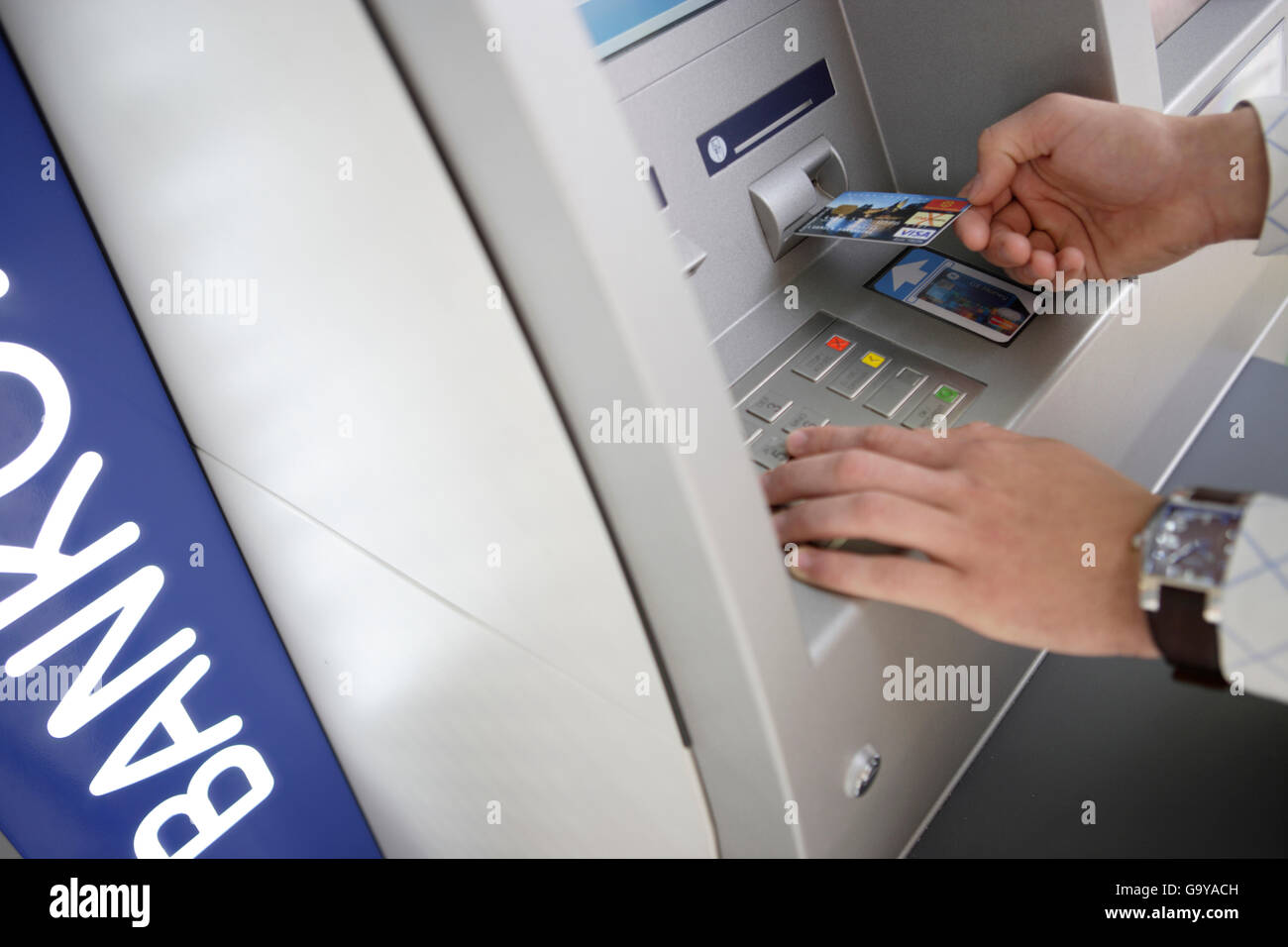 Geld von einem Geldautomaten abheben Stockfoto