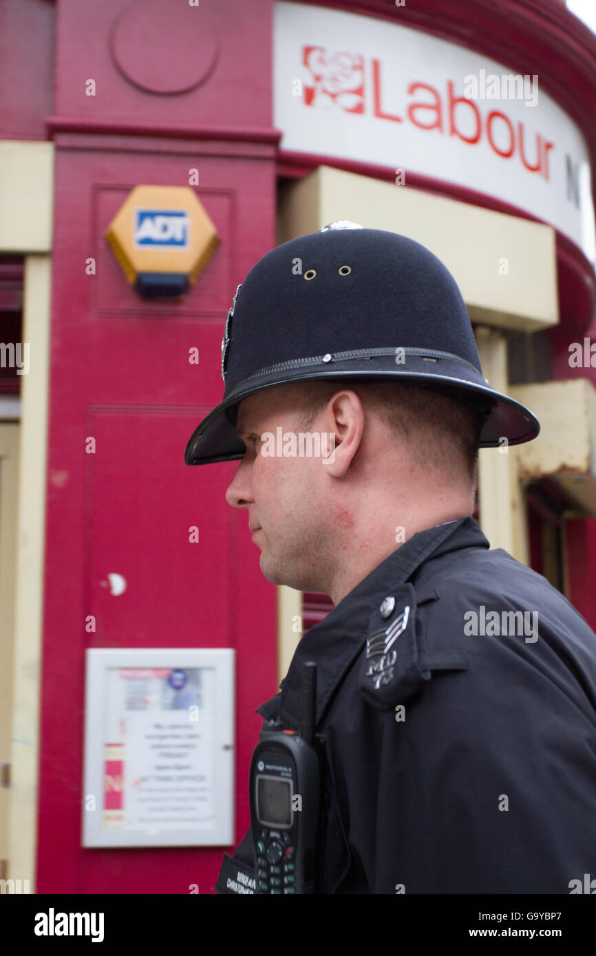 London, UK. 1. Juli 2016. Polizei-Büro außerhalb Labour MP Neil Coyle. WS-Credit: Brayan Alexander Lopez Garzon/Alamy Live-Nachrichten Stockfoto