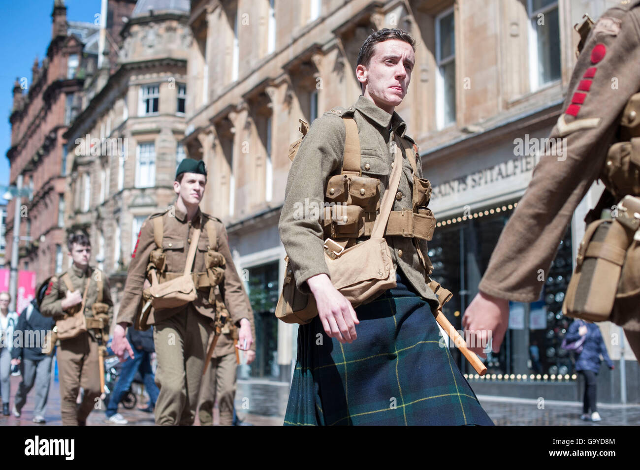 Glasgow, Schottland, Vereinigtes Königreich. 1. Juli 2016. Etwa zwanzig Männer, gekleidet im ersten Weltkrieg marschieren entlang der Buchanan Street in Glasgow. Die Leistung ist ein modernes Denkmal anlässlich die Hundertjahrfeier der Schlacht an der Somme von 14-18NOW organisiert und konzipiert und erstellt von Jeremy Deller. Bildnachweis: Pep Masip/Alamy Live-Nachrichten Stockfoto