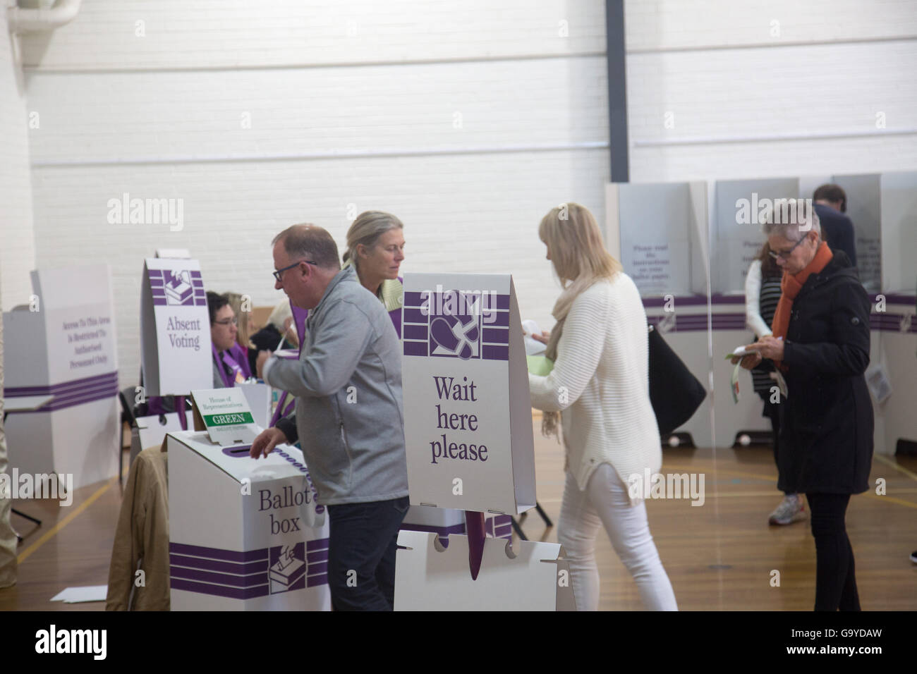 Sydney, Australien. 02.. Juli 2016. Australische Bundestagswahl, weibliche Wähler innerhalb der Wahllokale von Mackellar gaben ihre Stimmen an der Wahlurne ab, Australier stimmten im Avalon Beach in Sydney, um ihre Stimme in der Wählerschaft von Mackellar abzugeben. Bei den australischen Bundestagswahlen. Kredit: model10/Alamy Live Nachrichten Stockfoto