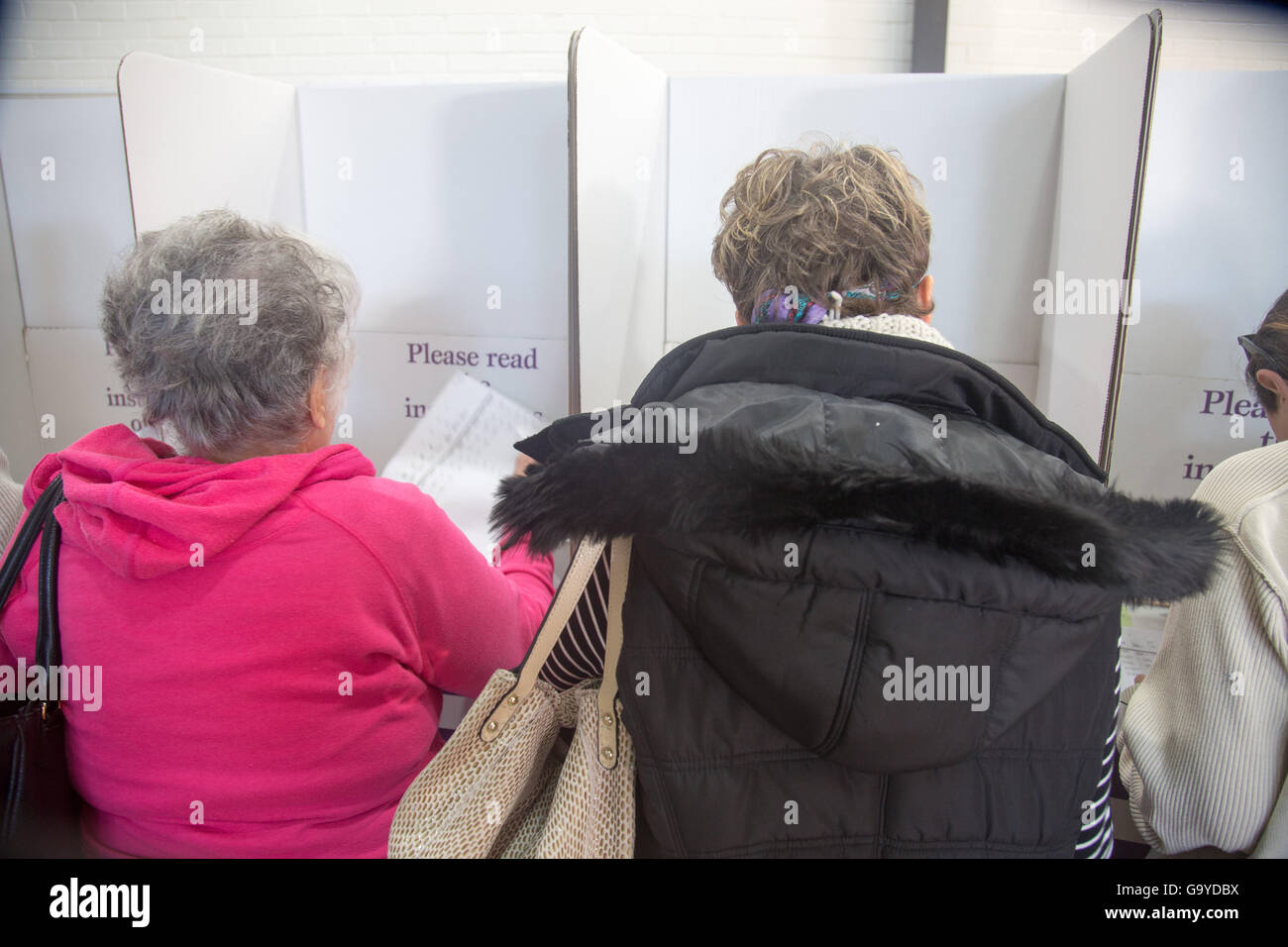 Sydney, Australien. 02.. Juli 2016. Australische Bundestagswahl, zwei Frauen im Wahlzentrum stehen an der Wahlurne, um die Wahlkarte auszufüllen, Australier wählen im Avalon Beach in Sydney, um ihre Stimme in der Wählerschaft von Mackellar abzugeben. Kredit: model10/Alamy Live Nachrichten Stockfoto