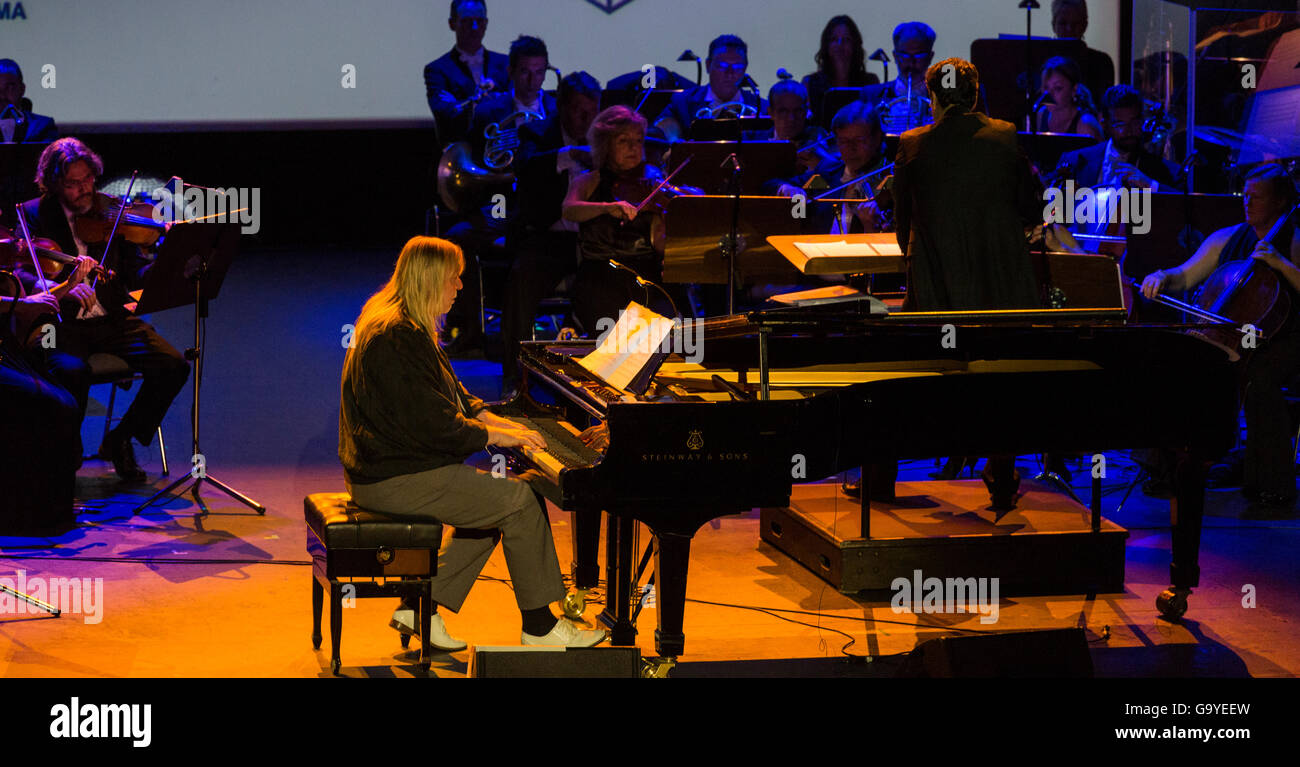 Rick Wakeman mit David Bowies Life on Mars bei der Abschlussveranstaltung des Starmus Festivals, auf der Bühne an einem Flügel im Auditorio Adan Martin, Santa Cruz de Tenerife, Kanarische Inseln, Spanien. Stockfoto