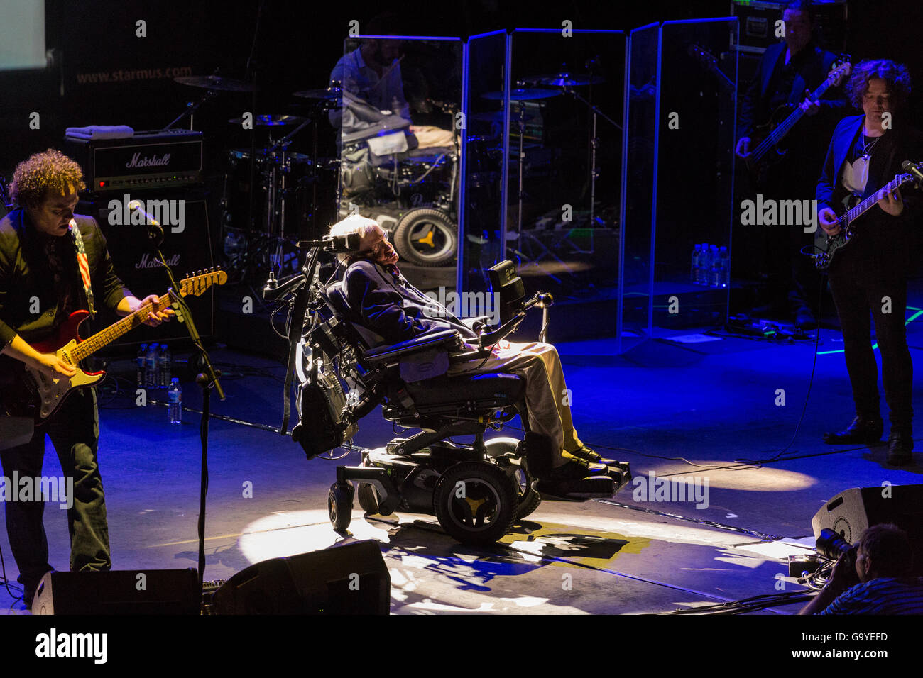 Professor Stephen Hawking auf der Bühne mit der Band Anathema bei der Abschlussveranstaltung des Starmus Festivals, wo sie eine Coverversion von Pink Floyds machten, halten mit Stephens Stimme in den sprechenden Teilen im Gespräch. Im Auditorio Adan Martin in Santa Cruz de Tenerife, Kanarische Inseln, Spanien Stockfoto