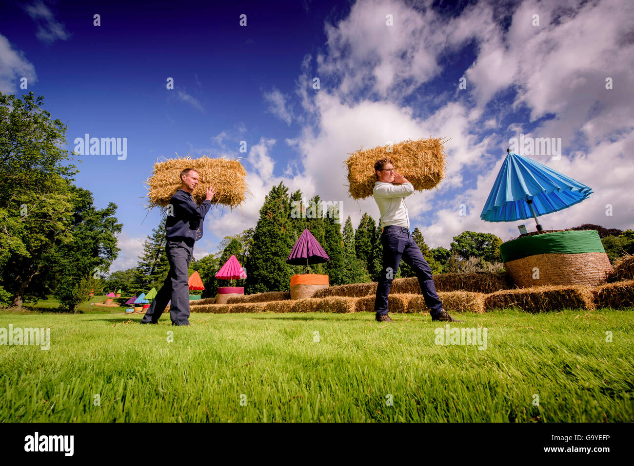 Wakehurst, West Sussex, UK. 2. Juli 2016. Vorbereitungen im Gange für die Besucher Wakehursts Wild Food Festival beteiligen sich ein Guinness World Records™ Versuch, die längste Strohballen-Picknick-Tisch. Iain Parkinson und George Morris setzen die endgültige Heuballen. Bildnachweis: Jim Holden/Alamy Live-Nachrichten Stockfoto