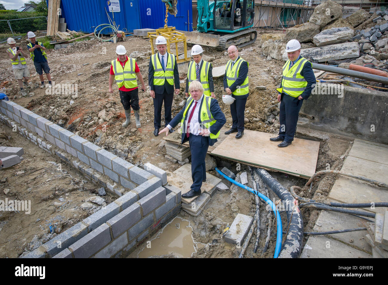 Der britische Premierminister Boris Johnson besuchte die Chumleigh-Schule in Devon, als er Staatssekretär war. Stockfoto