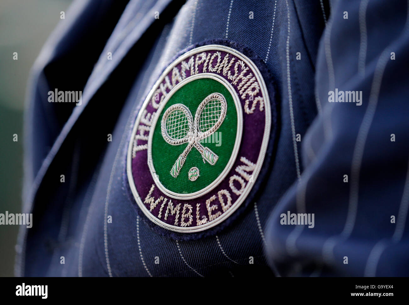 Wimbledon, London, UK. 2. Juli 2016. Wimbledon-Logo auf Linie beurteilen Blazer der Wimbledon Championships 2016 die Wimbledon Championships 2016 All England Tennisclub, Wimbledon, London, England 2. Juli 2016 die All England Tennisclub, Wimbledon, London, England 2016 © Allstar Picture Library/Alamy Live News Stockfoto