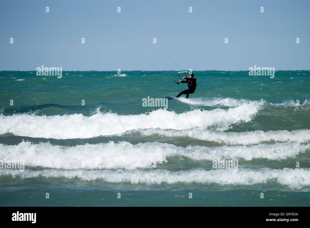 Chicago, USA. 1. Juli 2016. Eine Kite Boarder reitet die Brandung bei Montrose Strand auf der Nordseite der Stadt. Starke Nordostwinde gepeitscht bis Wellen und Strömungen auf dem Lake Michigan generiert. Stockfoto