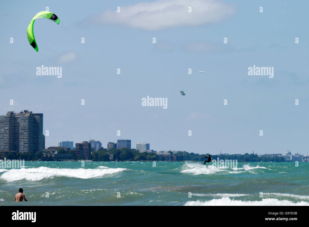 Chicago, USA. 1. Juli 2016. Eine Kite Boarder reitet die Brandung bei Montrose Strand auf der Nordseite der Stadt. Starke Nordostwinde gepeitscht bis Wellen und Strömungen auf dem Lake Michigan generiert. Stockfoto