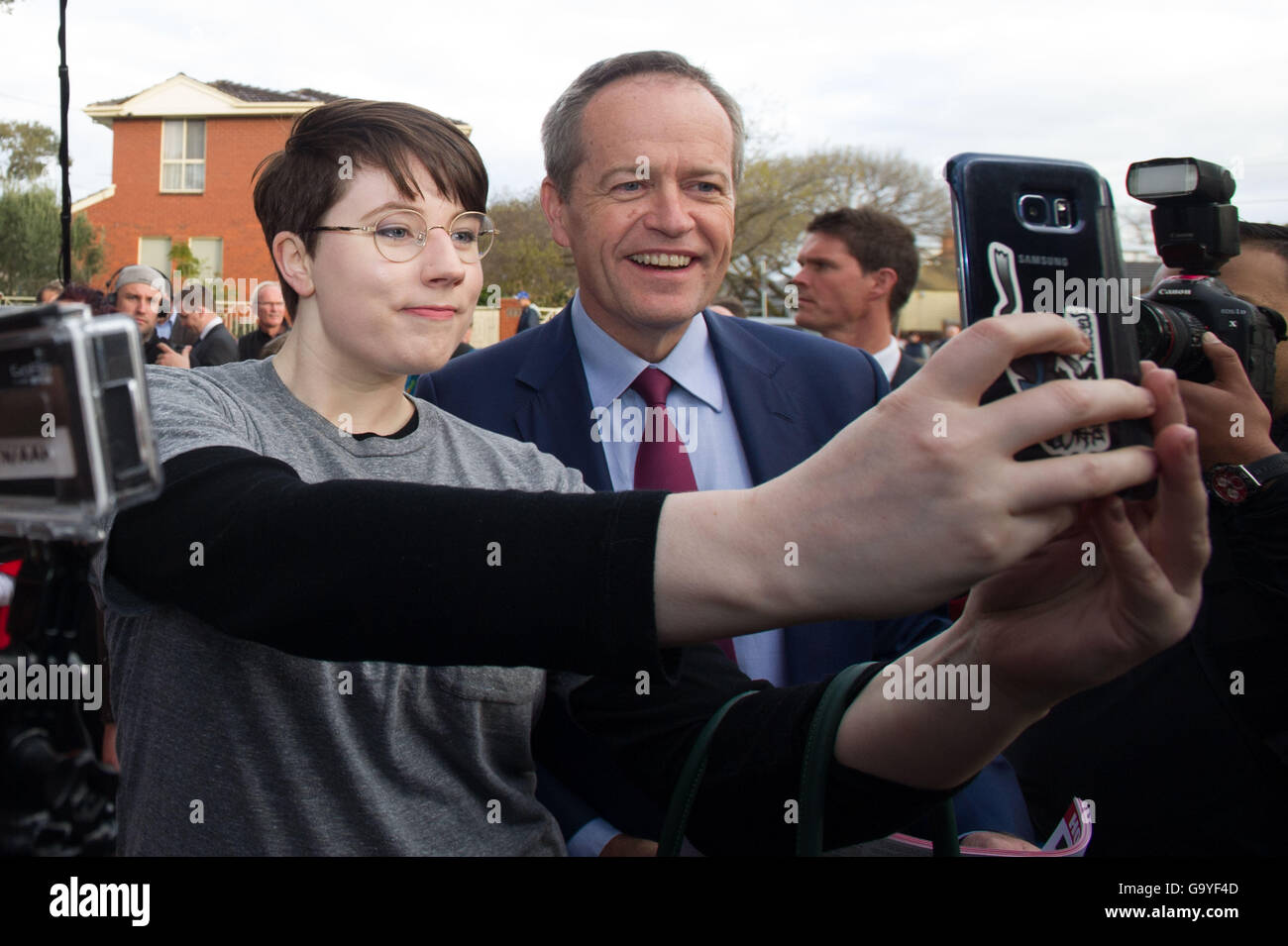 Melbourne, Australien. 2. Juli 2016. Führer von der Australian Labor Party Rechnung kürzen (R, vorne) posiert für ein Selfie mit Anhänger im Wahllokal Moonee Teiche West Public School in Melbourne, Australien, 2. Juli 2016, an den eidgenössischen Wahlen Australiens. © Bai Xue/Xinhua/Alamy Live-Nachrichten Stockfoto