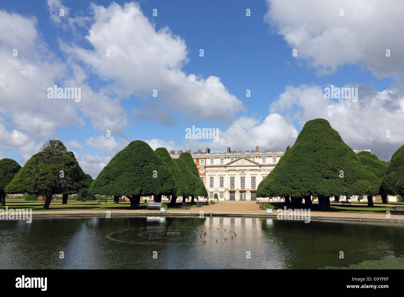 Hampton Court, London, UK, Surrey, England, Vereinigtes Königreich. 2. Juli 2016. Es war ein schöner sonniger Morgen in Hampton Court Palace in London SW. Die Gärten sind in tadellosem Zustand vor die jährliche Blumenschau am Montag öffnet. Bildnachweis: Julia Gavin UK/Alamy Live-Nachrichten Stockfoto