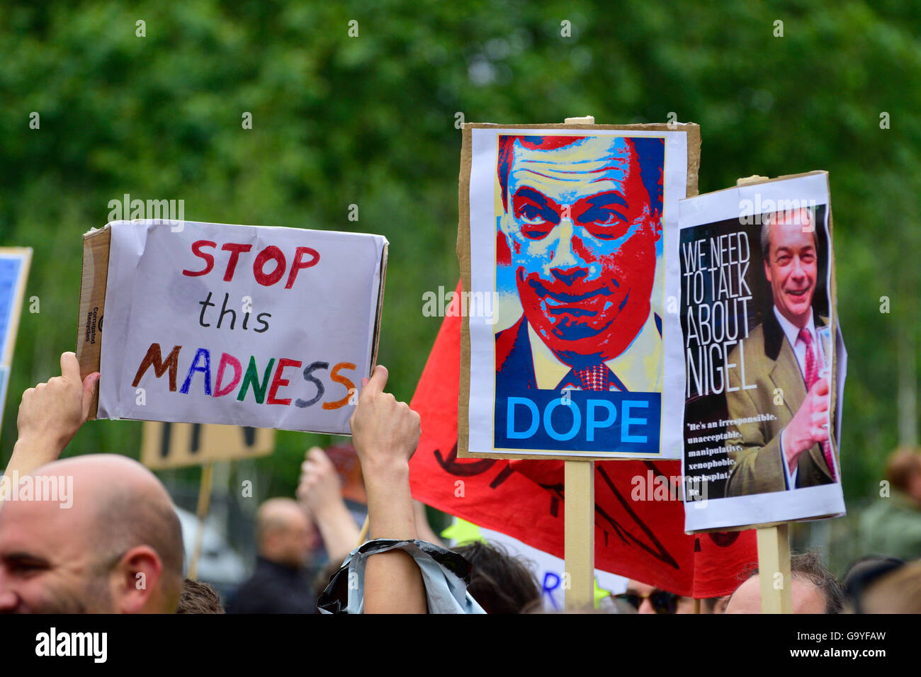 London, UK. 2. Juli 2016.  Schätzungsweise 30.000 Menschen verbinden den März für Europa von Park Lane bis Parliament Square Protest gegen austritt. Bildnachweis: PjrNews/Alamy Live-Nachrichten Stockfoto