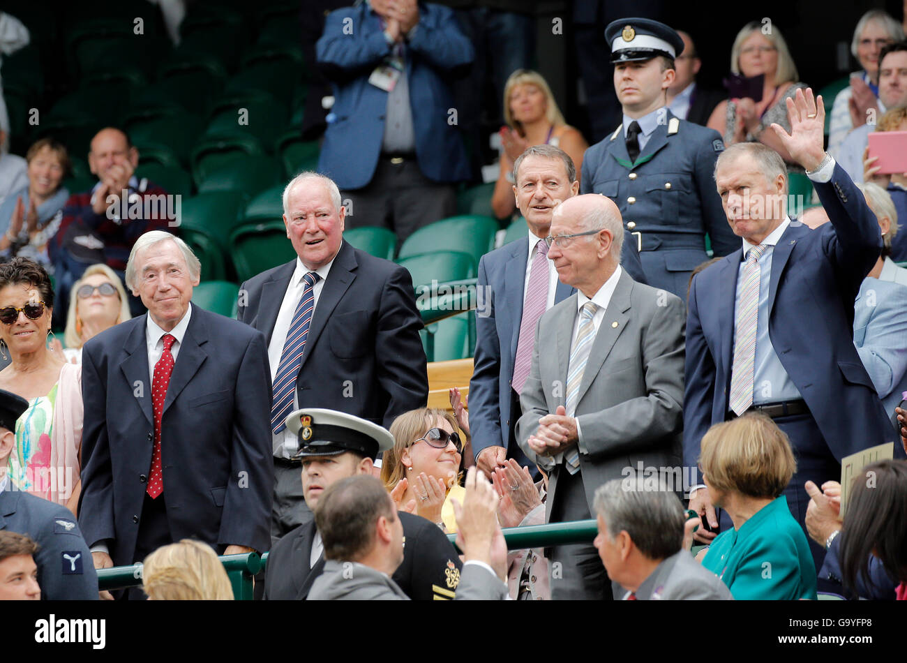 Wimbledon, London, Uk 2. Juli 2016 Gordon Banken, Ron Blumen, Jagd, Sir Bobby Charlton, Sir Geoff Hurst der Wimbledon Championships 2016 die Wimbledon Meisterschaften 2016 All England Tennisclub, Wimbledon, London, England 2. Juli 2016 die All England Tennisclub, Wimbledon, London, England 2016 © Allstar Picture Library/Alamy Live News © Allstar Bild Bibliothek/Alamy Live-Nachrichten © Allstar Bild Bibliothek/Alamy Live News Stockfoto