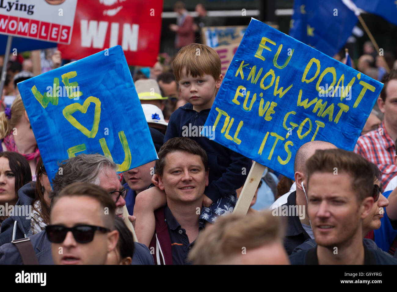 London, UK. 2. Juli 2016. März für Europa. Zehntausende treffen die Straßen in London.  Bildnachweis: Brayan Alexander Lopez Garzon/Alamy Live-Nachrichten Stockfoto