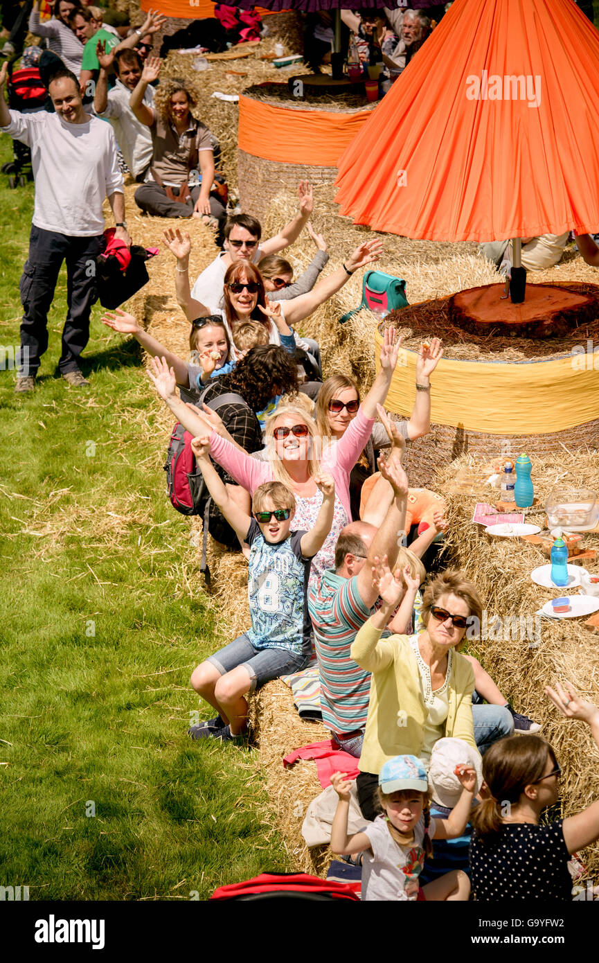 Wakehurst, West Sussex, UK, 2. Juli 2016, Besucher Wakehursts Wild Food Festival beteiligen sich in einem Guinness World Records™ Versuch für die längste Strohballen-Picknick-Tisch. Bildnachweis: Jim Holden/Alamy Live-Nachrichten Stockfoto