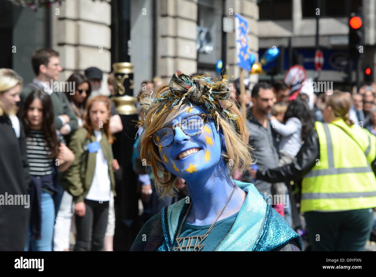 London, UK. 2. Juli 2016. Demonstrant in EU Schmink. Bildnachweis: Marc Ward/Alamy Live-Nachrichten Stockfoto