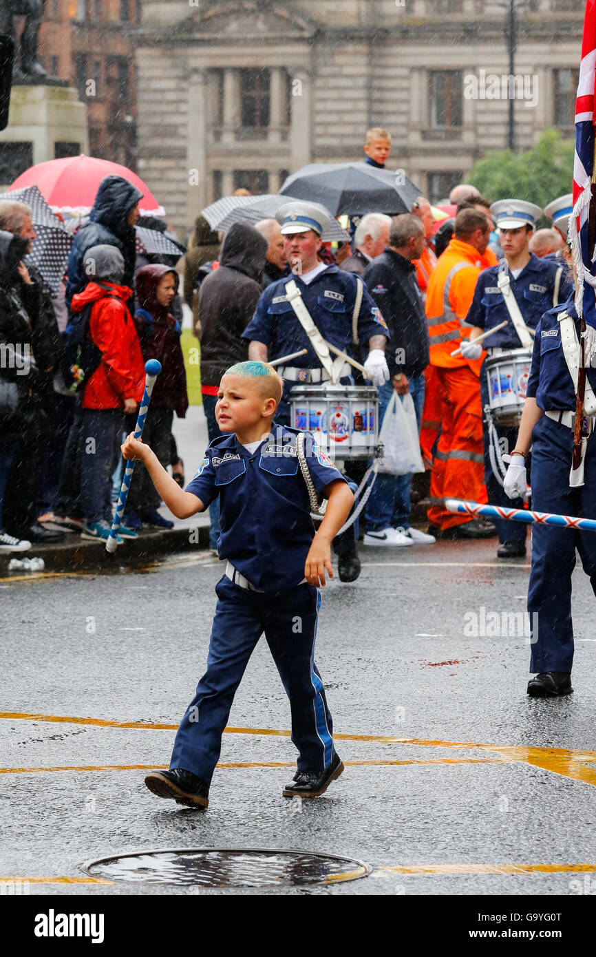 Glasgow, Schottland. 2. Juli 2016. Mehr als 50 Flute Bands aus ganz Großbritannien vorgeführt durch das Stadtzentrum von Glasgow in Vorbereitung auf die jährlichen 12 Juli "Battle of the Boyne" feiern, eine bedeutende Datum im Kalender Loyal Orange Lodge. Trotz starkem Wind und starker Regen säumten viele Orange Lodge Fans die Straßen. Bildnachweis: Findlay/Alamy Live-Nachrichten Stockfoto