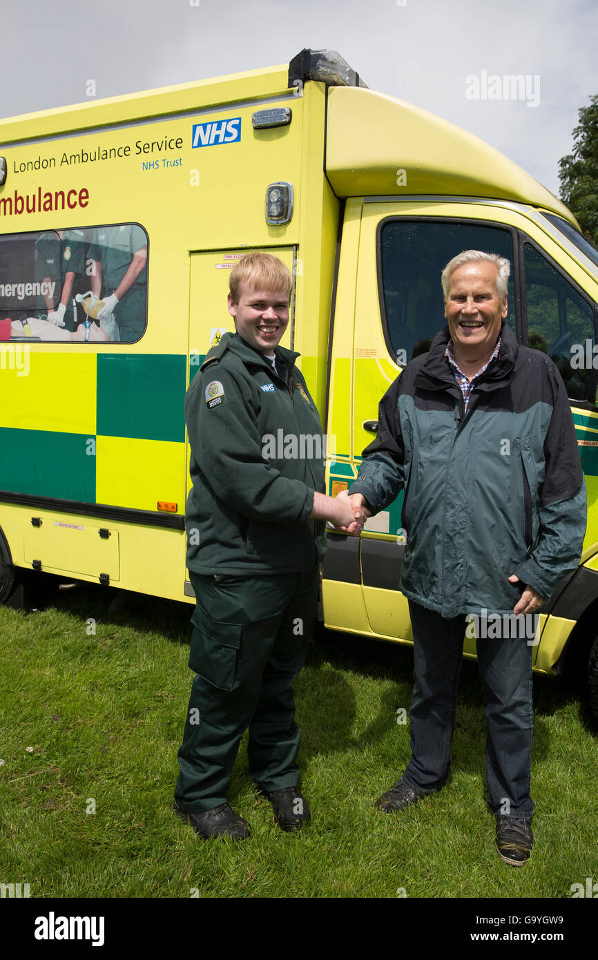 Biggin Hill, UK, 2. Juli 2016, Stadtrat Julian Bennington schüttelt Hände mit Andrew Larby, Sanitäter, vom London Ambulance Service bei den Biggin Hill Festival © Keith Larby/Alamy Live News Stockfoto