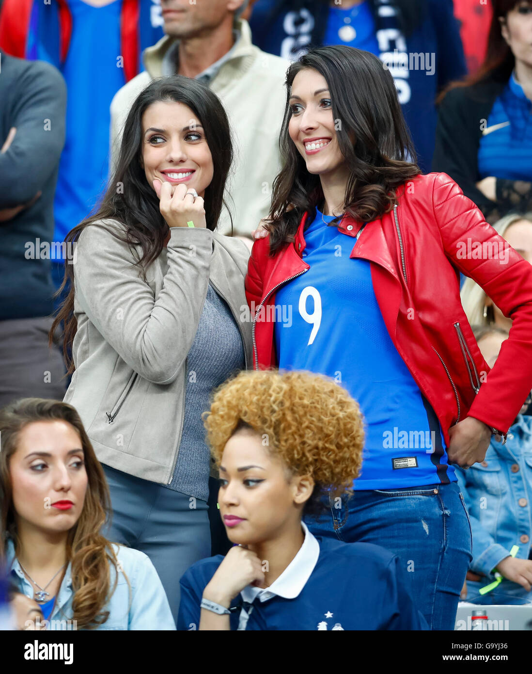 Paris, Frankreich. 3. Juli 2016. Ludivine Sagna, Ehefrau von Bacary SAGNA, 19 Jennifer, Ehefrau von Olivier Giroud, Fra 9, SEPHORA COMAN, Ehefrau von Kingsley COMAN, FRA 20 Frankreich - Island 5-2 Viertelfinale Fußball europäischen Meisterschaften EURO um 03 rd Juli 2016 in Paris, Stade de France, St.Denis, Frankreich. Fussball Nationalmannschaft, Frankreich Insel Quarters Credit: Peter Schatz / Alamy Live News Stockfoto