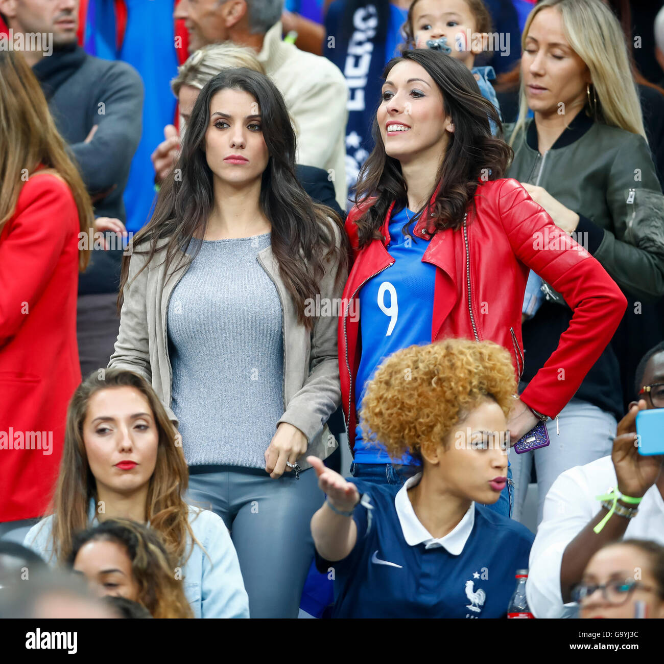 Paris, Frankreich. 3. Juli 2016. Ludivine Sagna, Ehefrau von Bacary SAGNA, 19 Jennifer, Ehefrau von Olivier Giroud, Fra 9, Frankreich - Island 5-2 Viertelfinale, Fußball europäischen Meisterschaften EURO um 03 rd Juli 2016 in Paris, Stade de France, St.Denis, Frankreich. Fussball Nationalmannschaft, Frankreich Insel Quarters Credit: Peter Schatz / Alamy Live News Stockfoto
