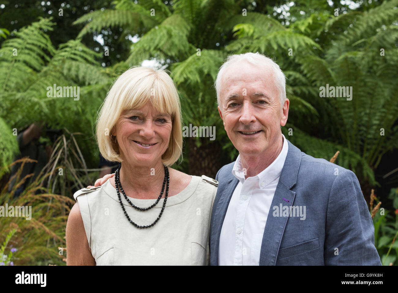 London, UK. 4. Juli 2016. Star Wars Schauspieler Anthony Daniels mit seiner Frau Christine Savage. Pressetag bei der RHS Hampton Court Flower Show. Die Show ist für die Öffentlichkeit vom 5. bis 10. Juli 2016. Bildnachweis: Lebendige Bilder/Alamy Live-Nachrichten Stockfoto