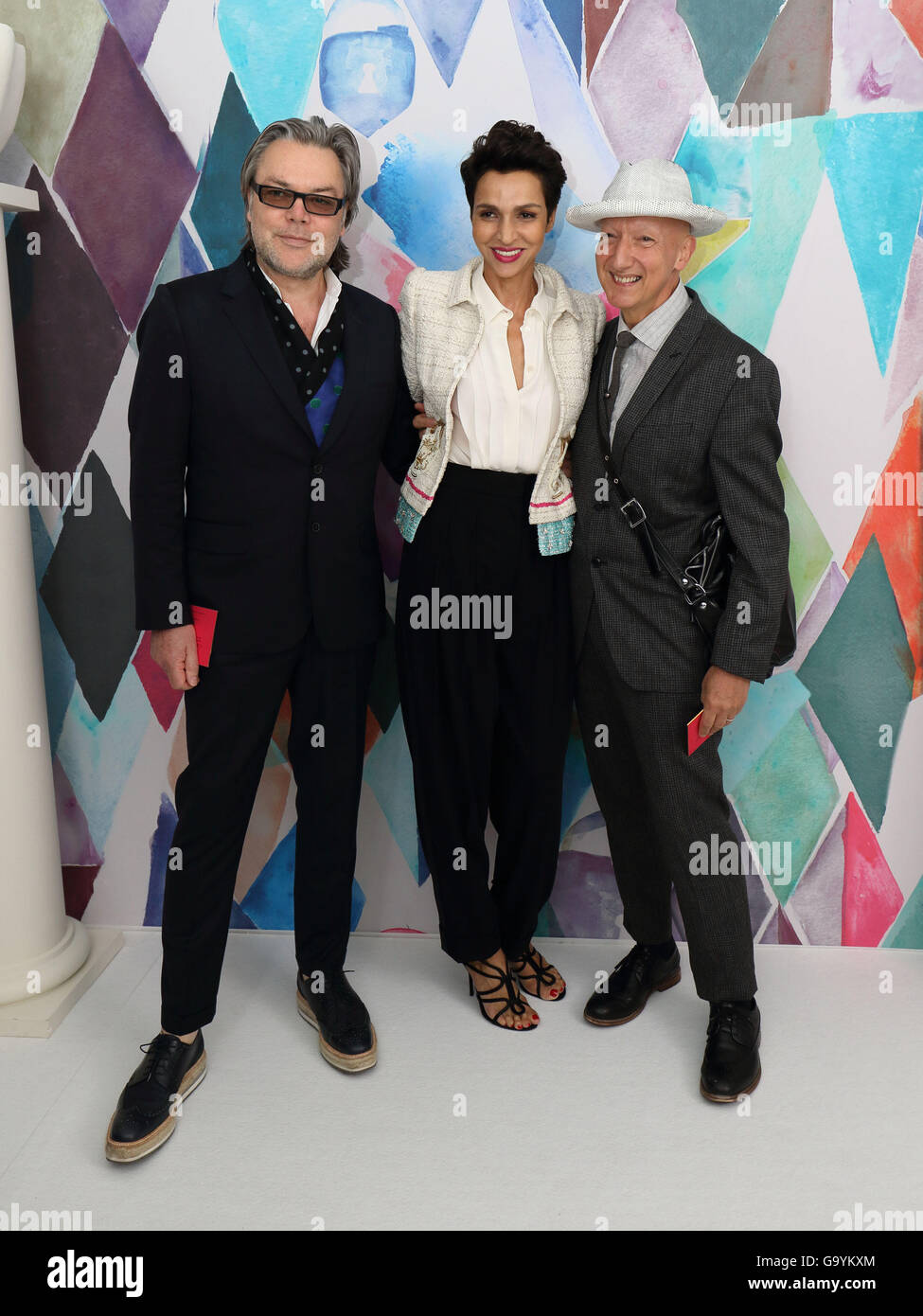 Paris, Frankreich. 4. Juli 2016. Farida Khelfa Seydoux (C) und Gäste besuchen die Präsentation von Schiaparelli Kollektion Herbst/Winter 2016/2017 während der Paris Haute Couture Fashion Week in Paris, Frankreich, 4. Juli 2016. Paris Haute Couture Modenschauen laufen bis 6. Juli 2016. Foto: Hendrik Ballhausen/Dpa/Alamy Live News Stockfoto