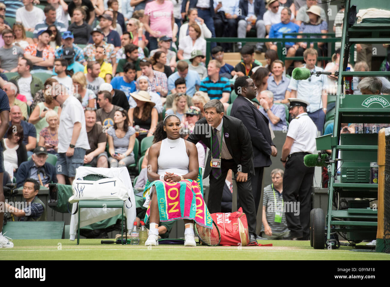 London, Vereinigtes Königreich. 4. Juli 2016.  Wimbledon Tennis-Meisterschaften 2016 statt in The All England Lawn Tennis and Croquet Club, London, England, UK.    Serena Williams (USA) [1] V Svetlana Kuznetsova (RUS) [13].  Damen Einzel Runde 4 auf dem Centre Court.  Wimbledon Schiedsrichter Andrew Jarrett berät sich mit dem Schiedsrichter und Spieler. Bildnachweis: Duncan Grove/Alamy Live-Nachrichten Stockfoto