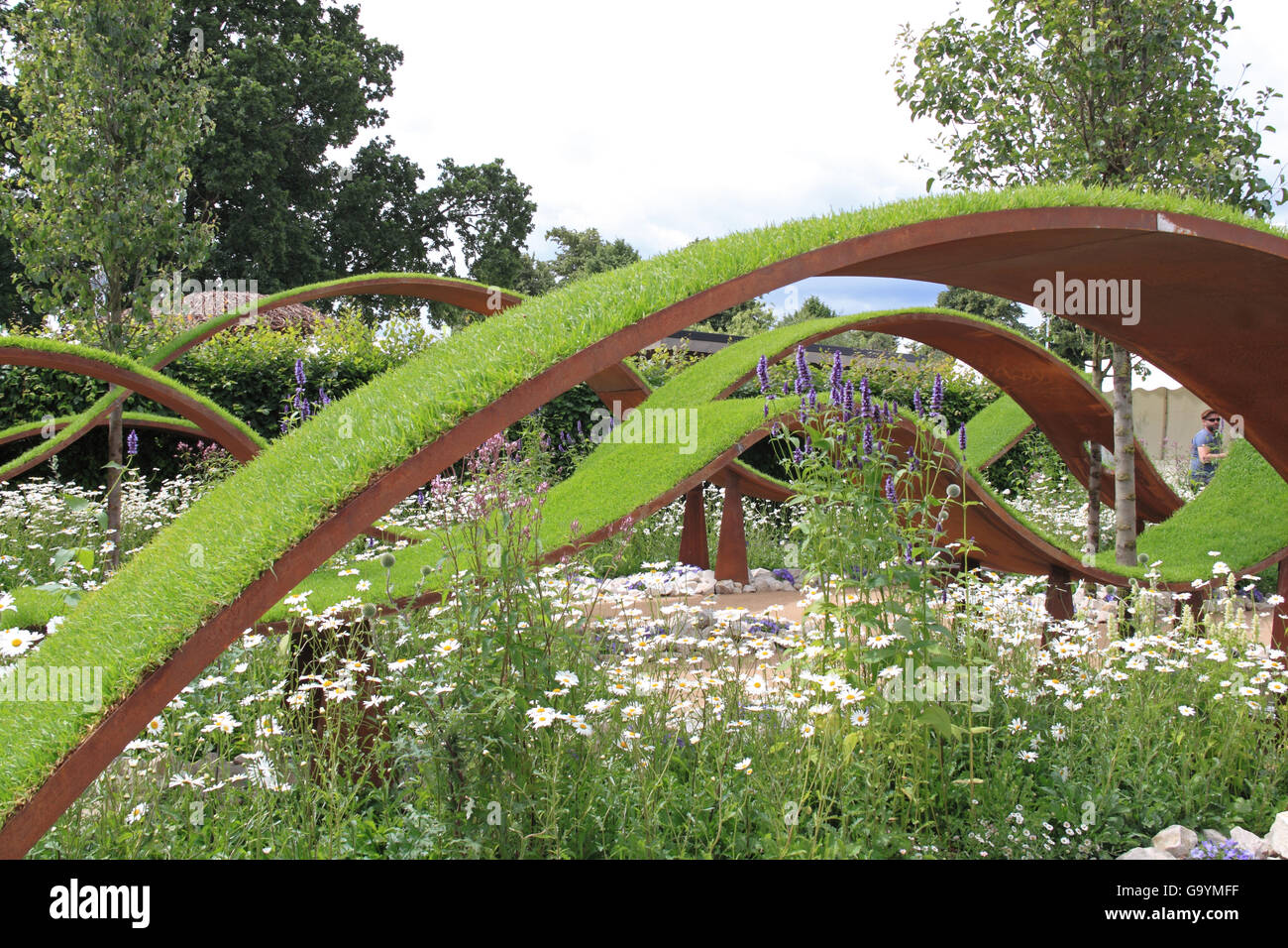 Gold Medaille-Gewinner: "World Vision Garden" von John Warland. Schaugarten. RHS Hampton Court Palace Flower Show, London, England, UK. Presse-Preview-Tag, 4. Juli 2016. Jährliche Blumenschau, organisiert von der Royal Horticultural Society. Von Dienstag, 5. Juli bis Sonntag, 10. Juli 2016 laufen. Bildnachweis: Ian Bottle / Alamy Live News Stockfoto