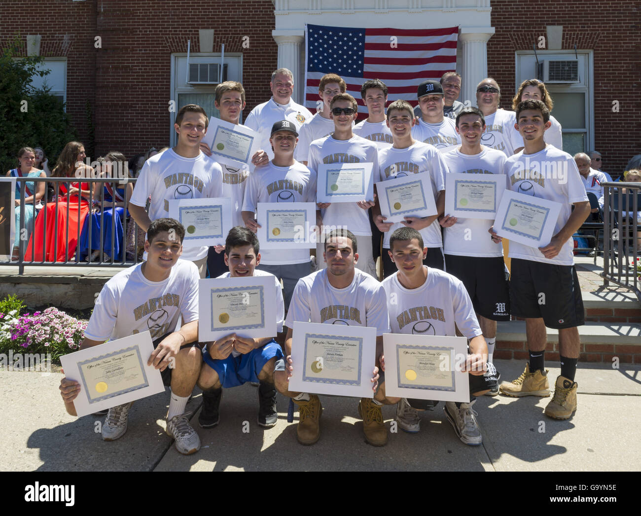 Wantagh, New York, USA. 4. Juli 2016. Die Wantagh High School Baseball-Team erhielt für den Staat New York Titelgewinn - das erste seit 1998 - und Veredelung auf der Long Island Baseball Power Rankings, während der 60. jährliche Miss Wantagh Wahl Krönung Zeremonie, eine Tradition der Unabhängigkeitstag auf Long Island von Nassaun County Executive Mangano ausgestellte Zertifikate. © Ann Parry/ZUMA Draht/Alamy Live-Nachrichten Stockfoto