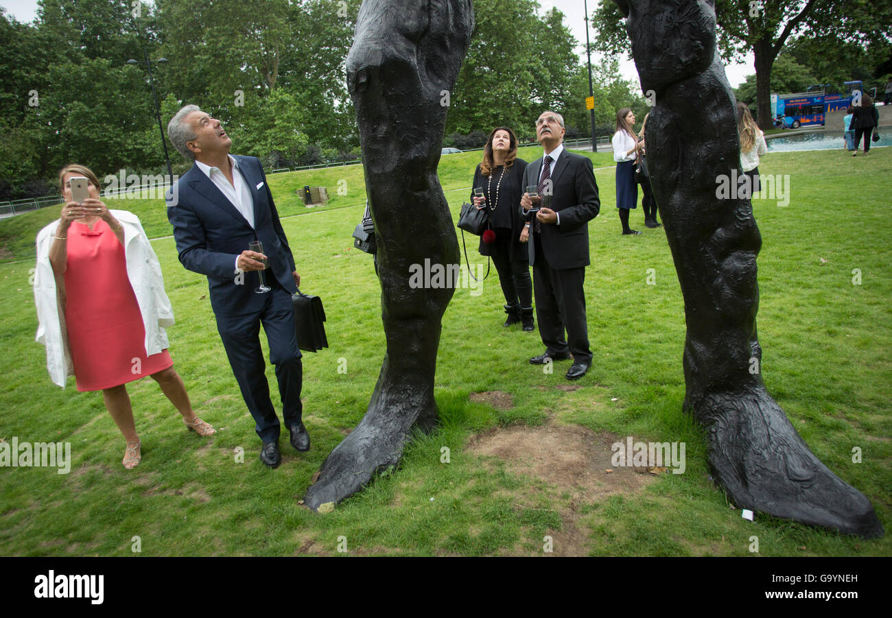 London, UK. 4. Juli 2016. Gäste schauen Sie sich die Skulptur mit dem Titel "Brüder" des Bildhauers David Breuer-Weil im Rahmen eines Empfangs feiert seine Installation am Marble Arch.         Bildnachweis: Suzanne Plunkett/Alamy Live-Nachrichten Stockfoto