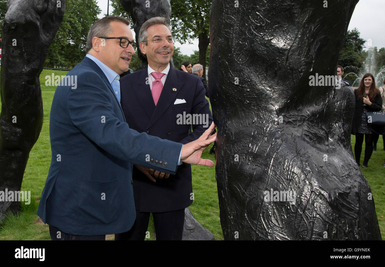 London, UK. 4. Juli 2016.  Bildhauer David Breuer-Weil (L) befasst sich mit seiner Skulptur mit dem Titel "Brothers" mit Westminster Stadtrat Robert Davis im Rahmen eines Empfangs feiert seine Installation am Marble Arch.         Bildnachweis: Suzanne Plunkett/Alamy Live-Nachrichten Stockfoto