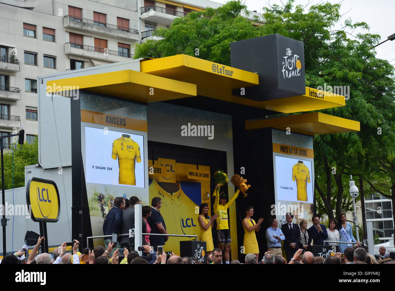 Angers, Frankreich. 4. Juli 2016. Peter Sagan gewinnt das gelbe Trikot - Stufe 3 - Angers - Tour de France 2016 Credit: Victoria Simmonds/Alamy Live News Stockfoto