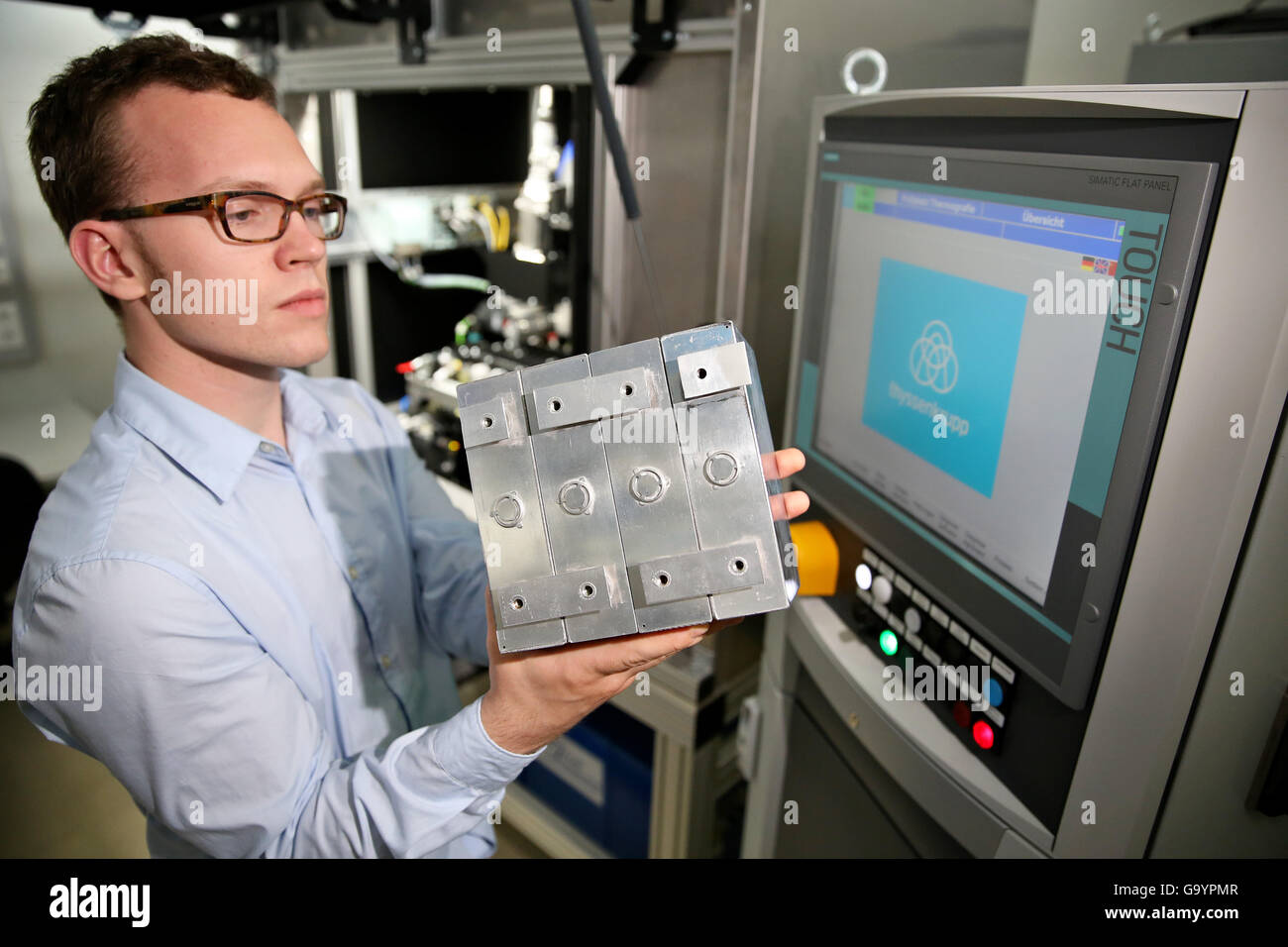 Entwicklung Ingenieur Philipp Just bereitet zu Testzwecken ein  Batteriemodul ThyssenKrupp System Engineering GmbH in Limbach-Oberfrohna,  27. Juni 2016. Rund 350 Mitarbeiter geplant und konstruiert diese Zelle,  Modul und Batterie Montageeinrichtungen ...