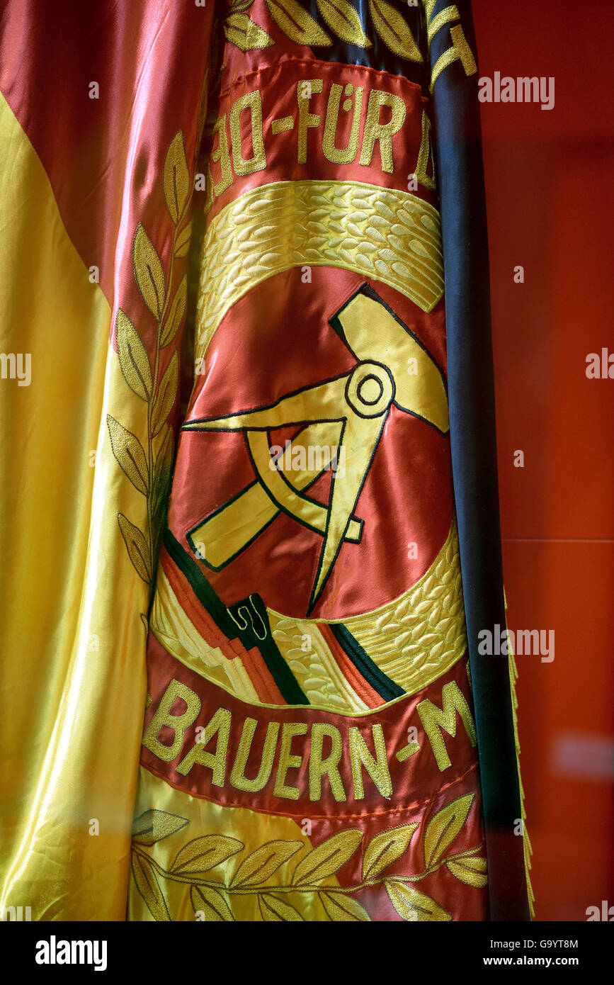 Bonn, Deutschland. 5. Juli 2016. Eine NVA Parade Flagge sehen Sie in der Ausstellung "Ab morgen Kameraden!" im Museum Haus der Geschichte in Bonn, Deutschland, 5. Juli 2016. Die Ausstellung über die Zusammenlegung der Armee in der nationalen Volksarmee (NVA) und die Bundeswehr aus 6. Juli 2016, 12. Februar 2017 ersichtlich. Foto: HENNING KAISER/Dpa/Alamy Live News Stockfoto