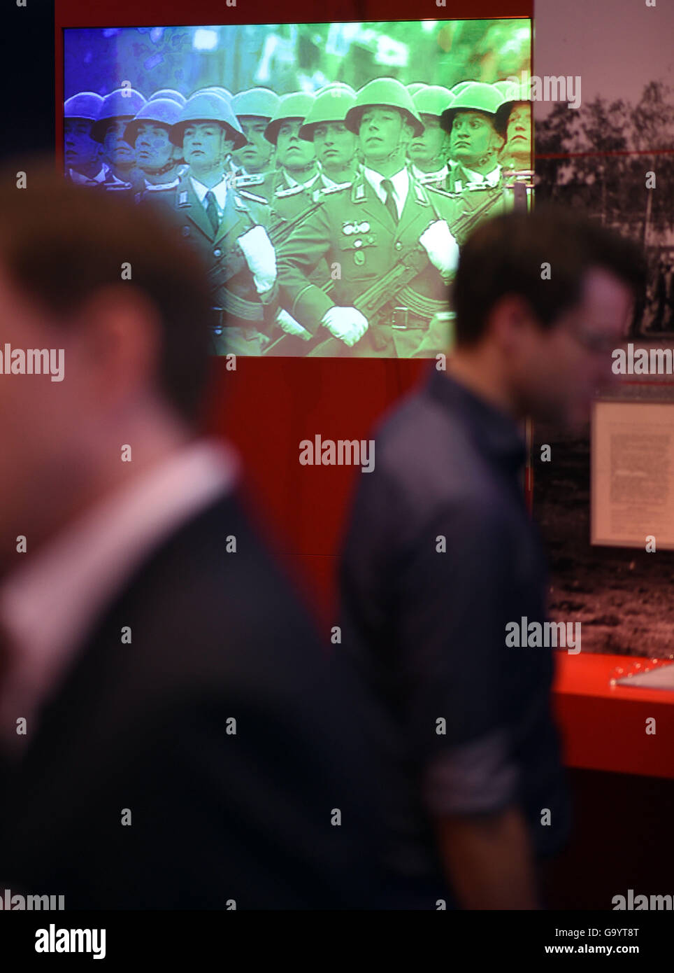Bonn, Deutschland. 5. Juli 2016. Eine NVA Parade kann man auf einem Bildschirm in der Ausstellung "Ab morgen Kameraden!" im Museum Haus der Geschichte in Bonn, Deutschland, 5. Juli 2016. Die Ausstellung über die Zusammenlegung der Armee in der nationalen Volksarmee (NVA) und die Bundeswehr aus 6. Juli 2016, 12. Februar 2017 ersichtlich. Foto: HENNING KAISER/Dpa/Alamy Live News Stockfoto