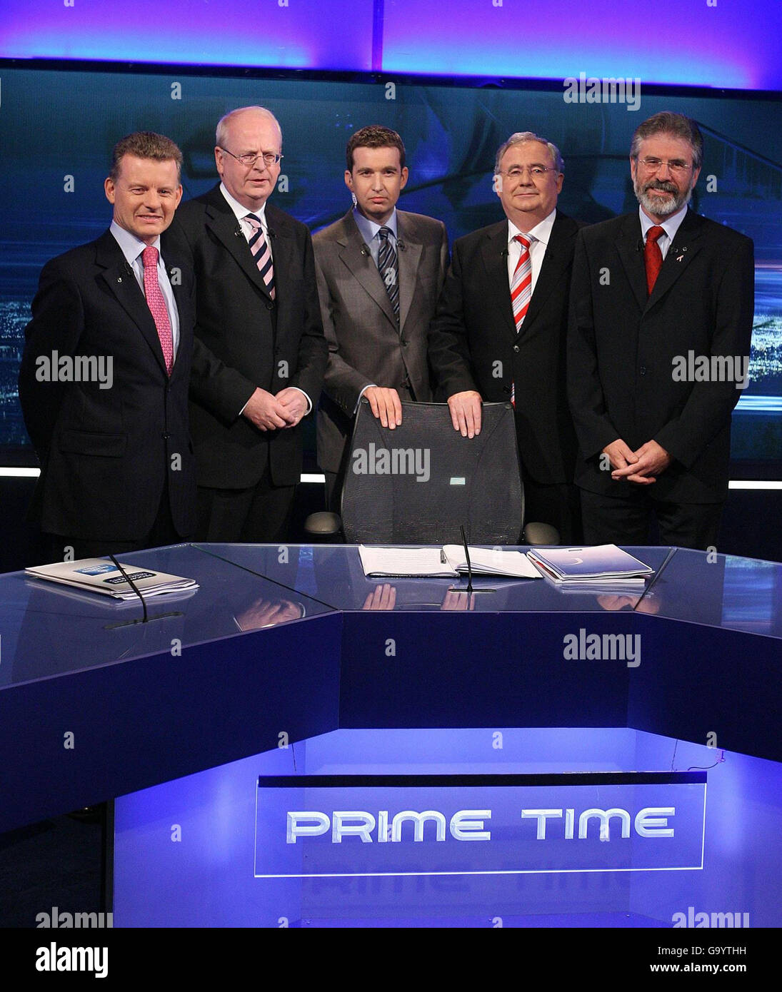 (Von links nach rechts) Trevor Sargent, Michael McDowell, Presenter Mark Little, Pat Rabitte und Gerry Adams nehmen an einer Live-Debatte über die Primetime-Fernsehsendung in Dublin Teil. Stockfoto