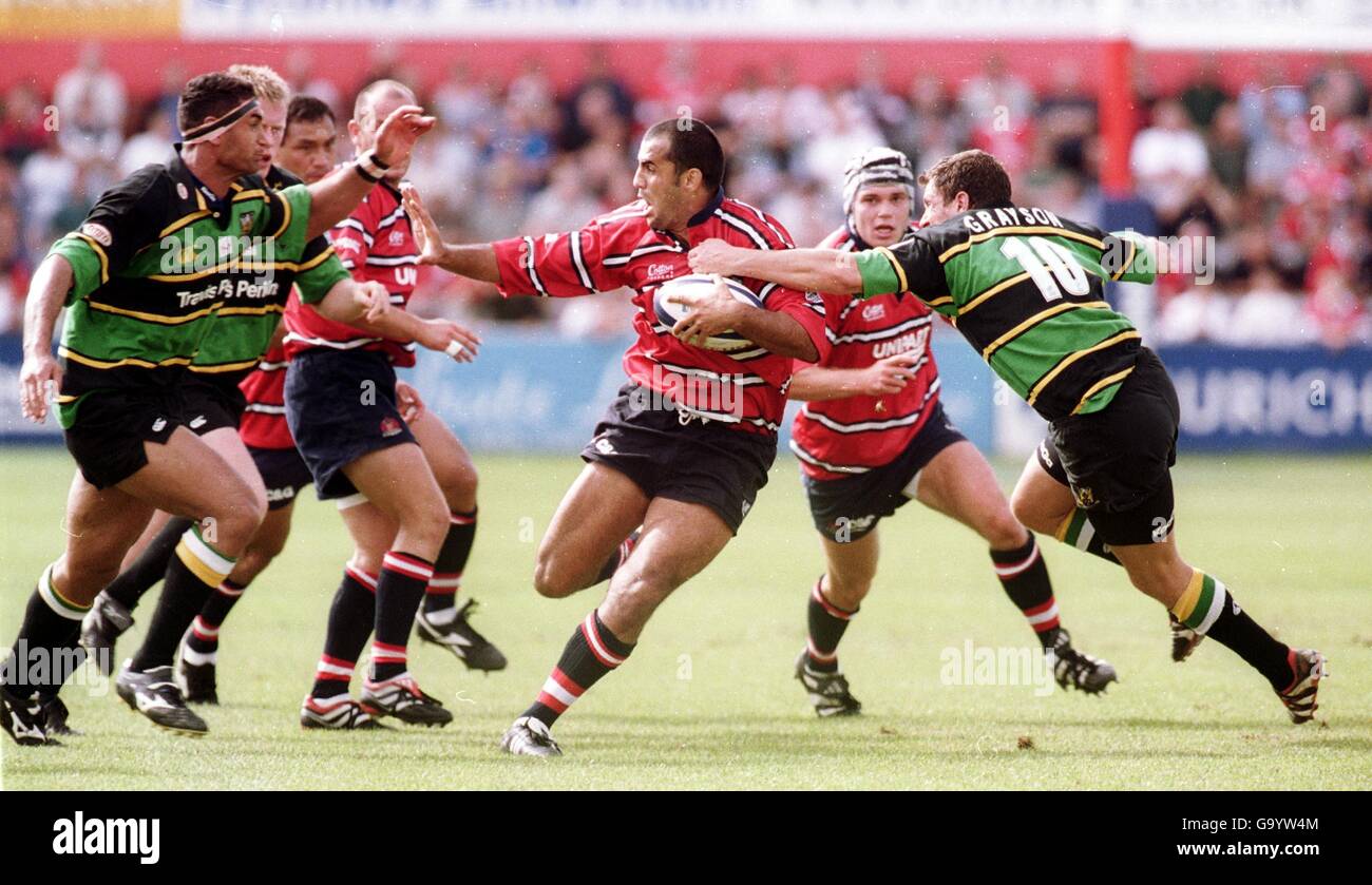 Gloucester Christian Stoica wird von Olivier Brouzet von Northampton Saints angegangen Und Paul Grayson Stockfoto