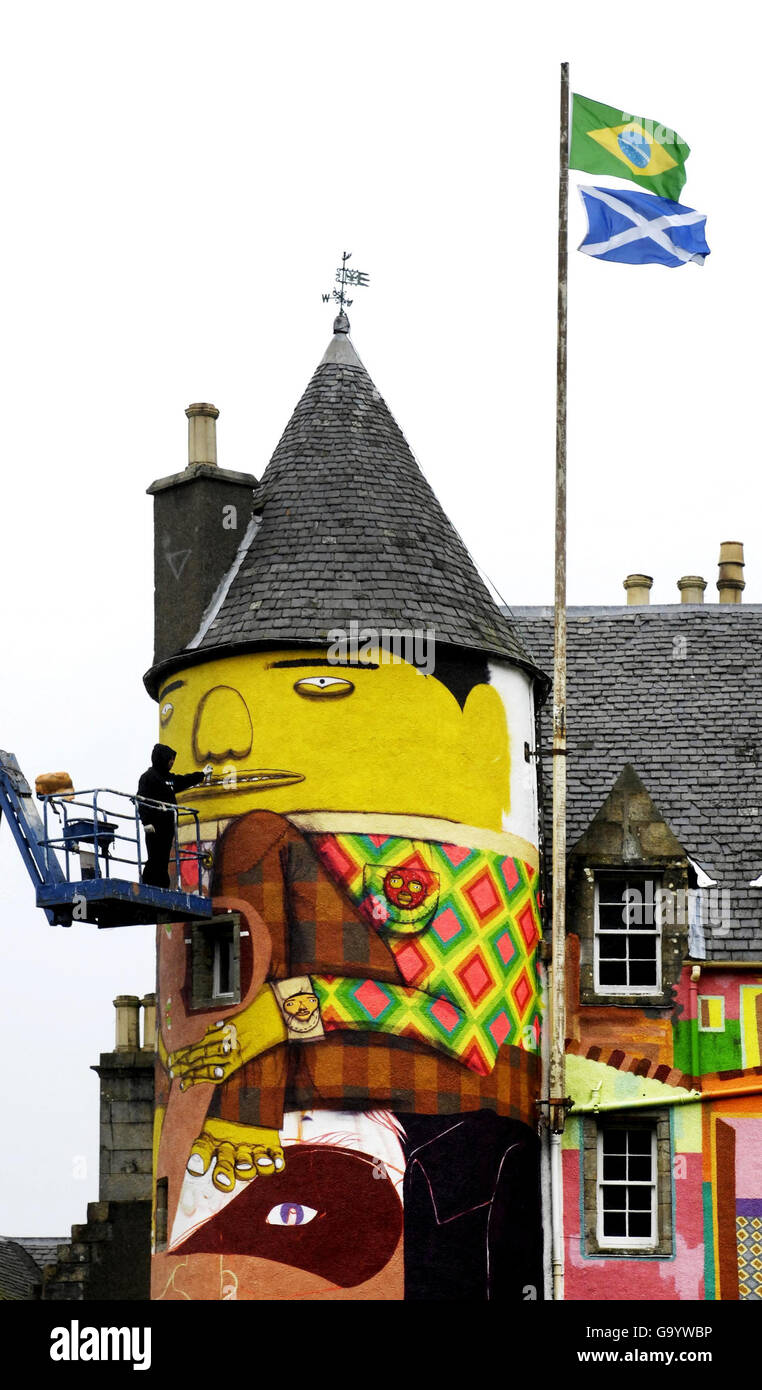 Ein brasilianischer Graffiti-Künstler schmückt Kelburn Castle in Schottland. Stockfoto