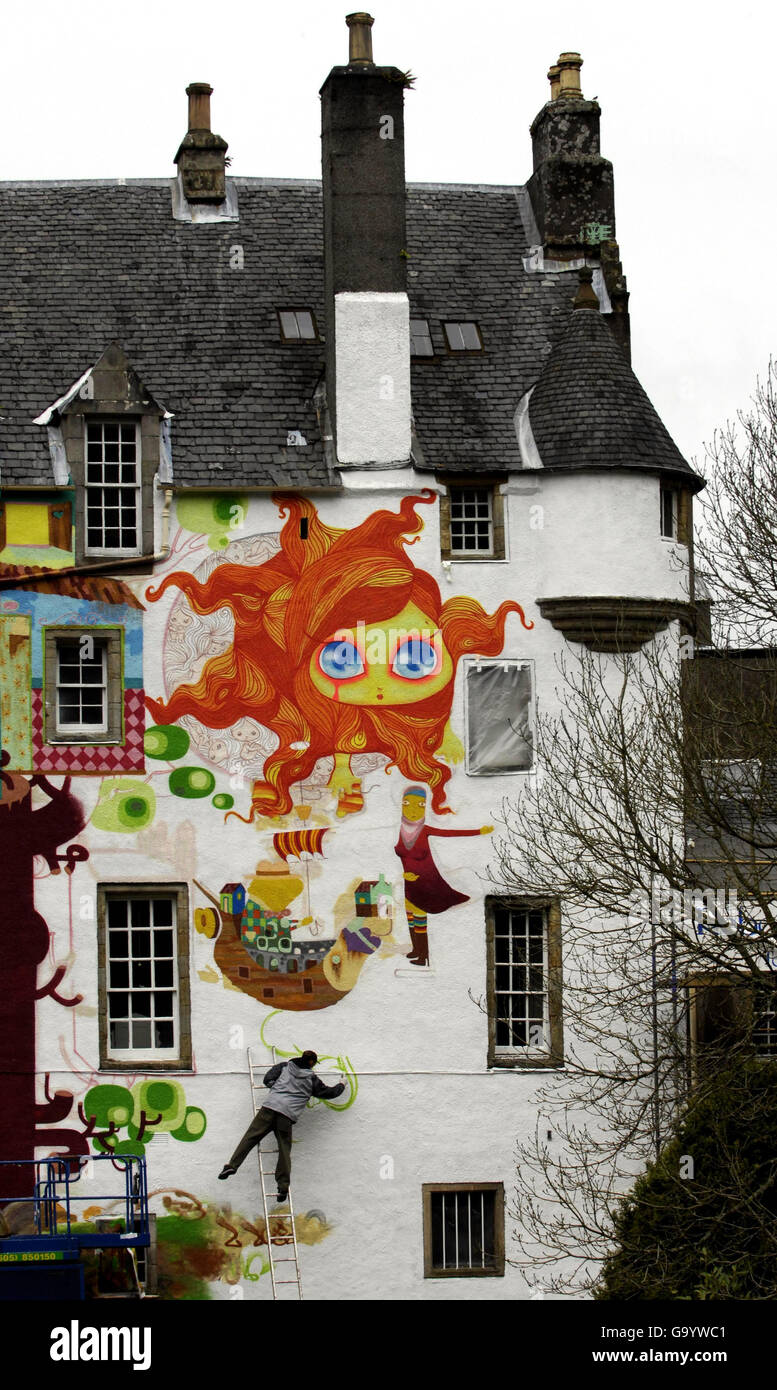 Ein brasilianischer Graffiti-Künstler schmückt Kelburn Castle in Schottland. Stockfoto