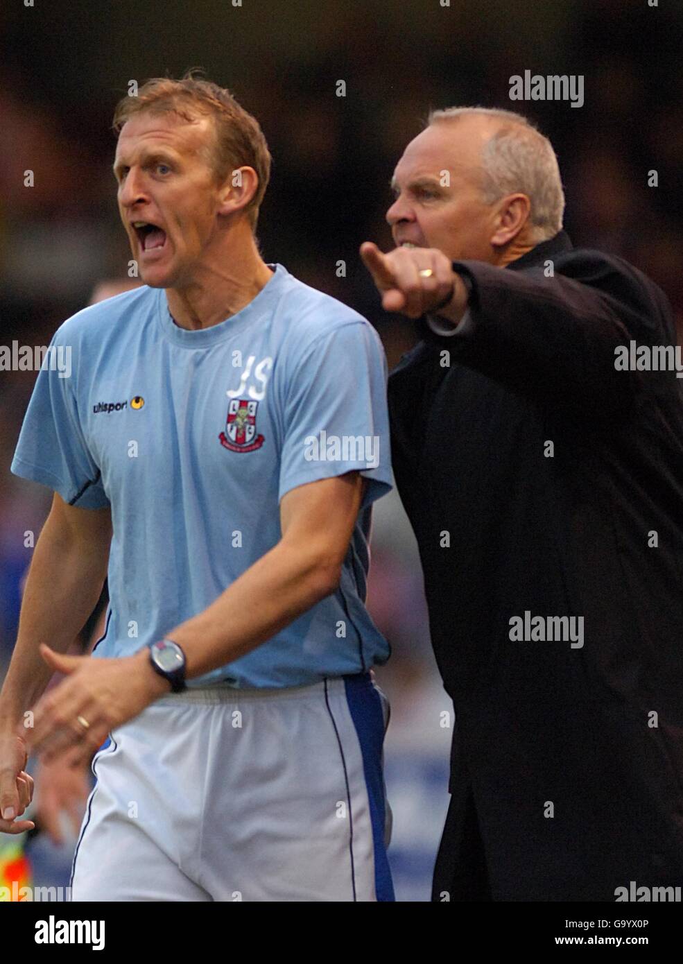 Fußball - Coca-Cola Football League Two - Play Off Halbfinale - zweite Etappe - Lincoln City gegen Bristol Rovers - Sincil Bank. Lincoln City Manager John Schofield (links) und Football-Direktor John Deehan rufen von der Touchline aus an ihre Seite Stockfoto