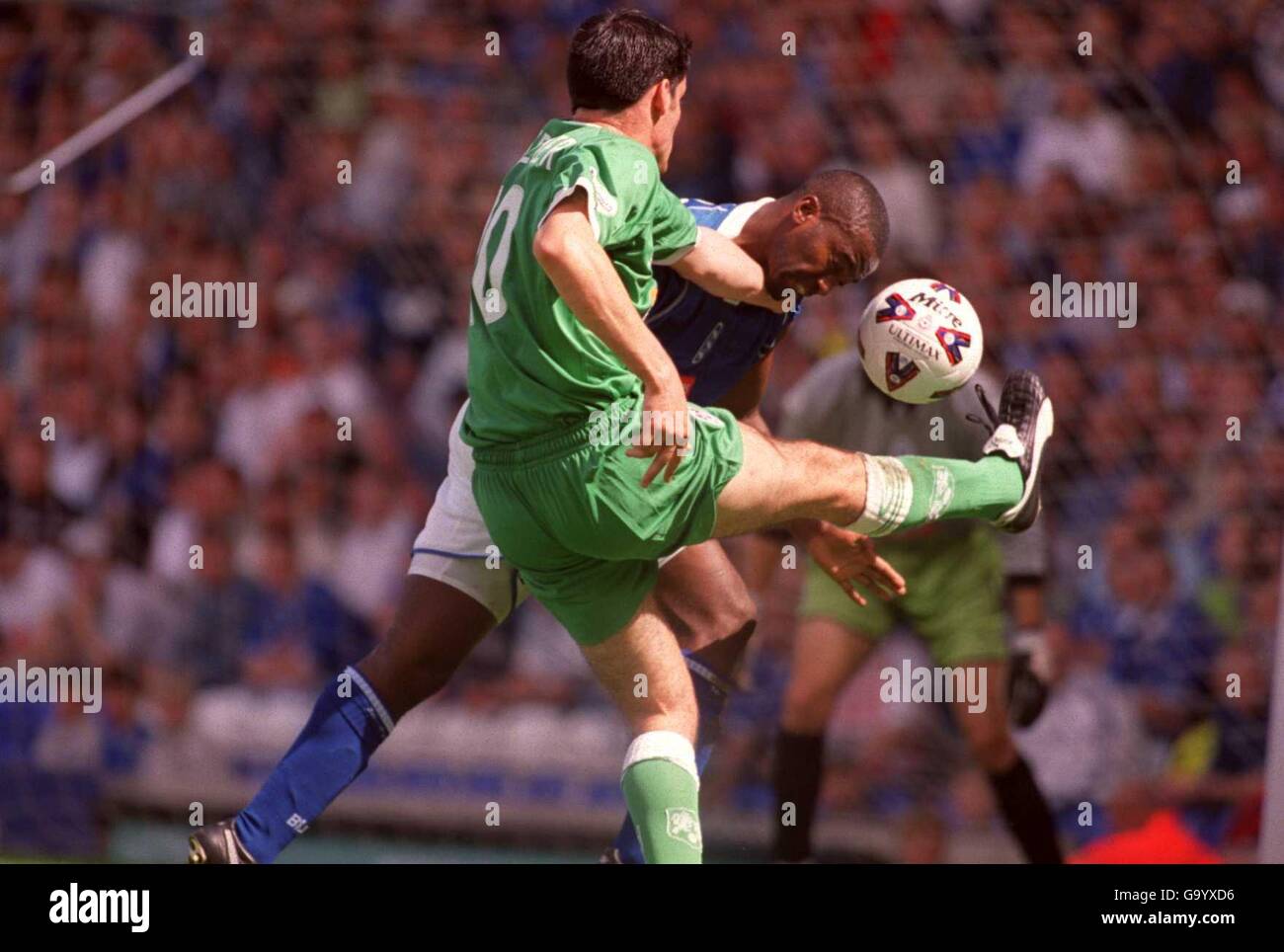 (L-R) Michael Johnson von Birmingham City versucht, den Ball zu führen Am Fuße von Millwalls Richard Sadlier Stockfoto