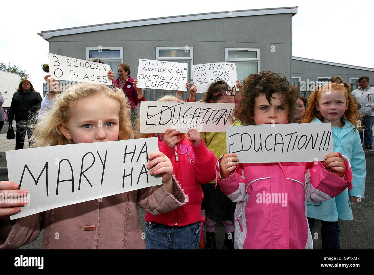Hannah Brennan Doyle (links) und Ellie Manning (rechts) halten Schilder gegen die Bildungsministerin Mary Hanafin, die sich über Klassengrößen beschwert, nach einem Besuch des Labour-Führers Pat Rabbitte bei der Mary Mother of Hope National School in Clonee, Dublin. Stockfoto