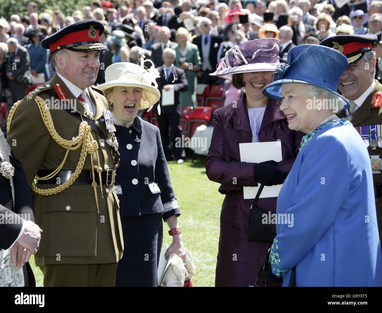 General Sir Richard Dunnatt begrüßt ihre Majestät Königin Elizabeth II., als sie an der Präsentation der neuen Farben für die ehrenwerte Artillery Company in London teilnimmt. DRÜCKEN SIE ASSOCIATON Photo. Stockfoto