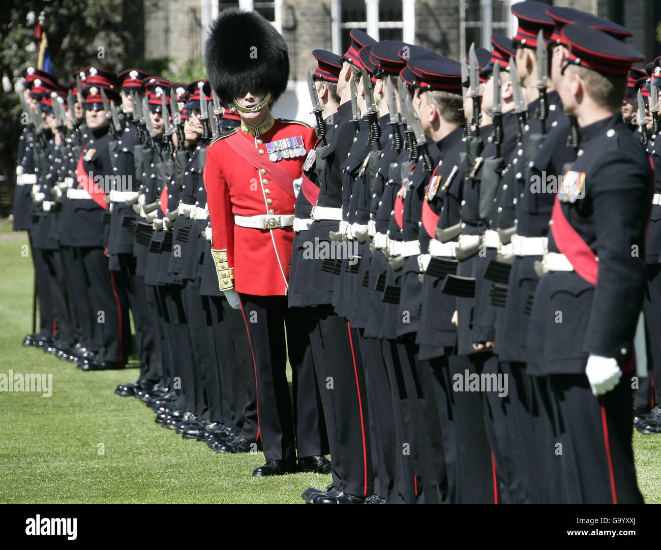 Die Königin stellt die neuen Farben für The Honourable Artillery Stockfoto