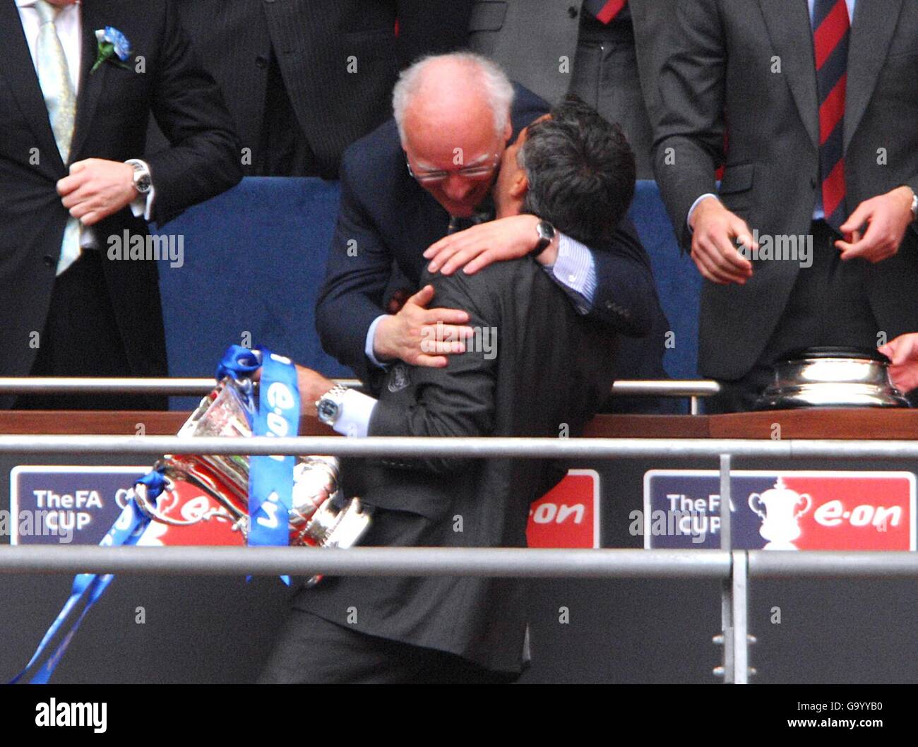 Fußball - FA Cup - Finale - Chelsea gegen Manchester United - Wembley Stadium. Chelsea-Manager Jose MourInhos feiert Klubvorsitzenden Bruce Buck (l) Stockfoto