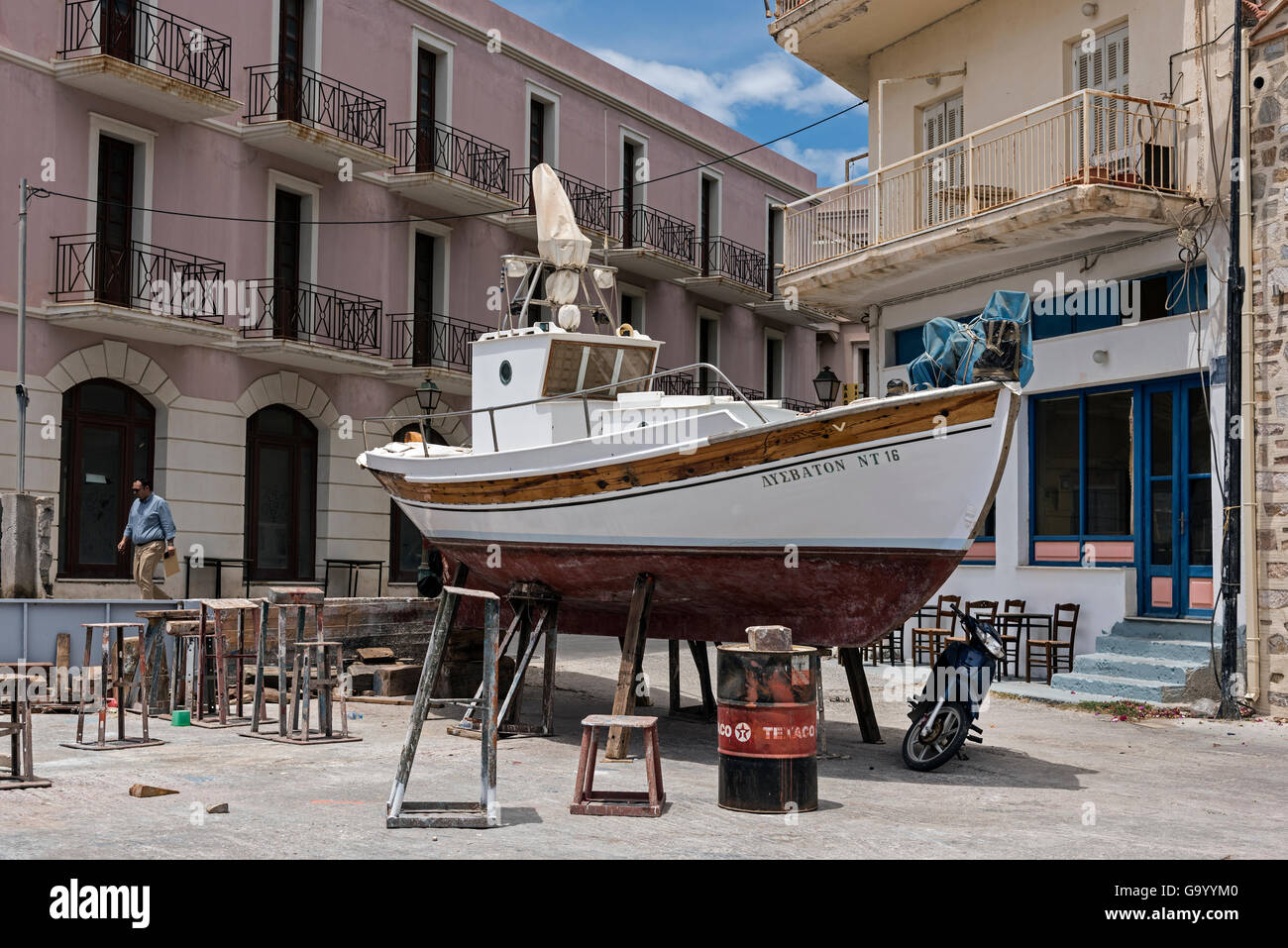 Boot-Restaurierung bei Ermoupoli. Stockfoto