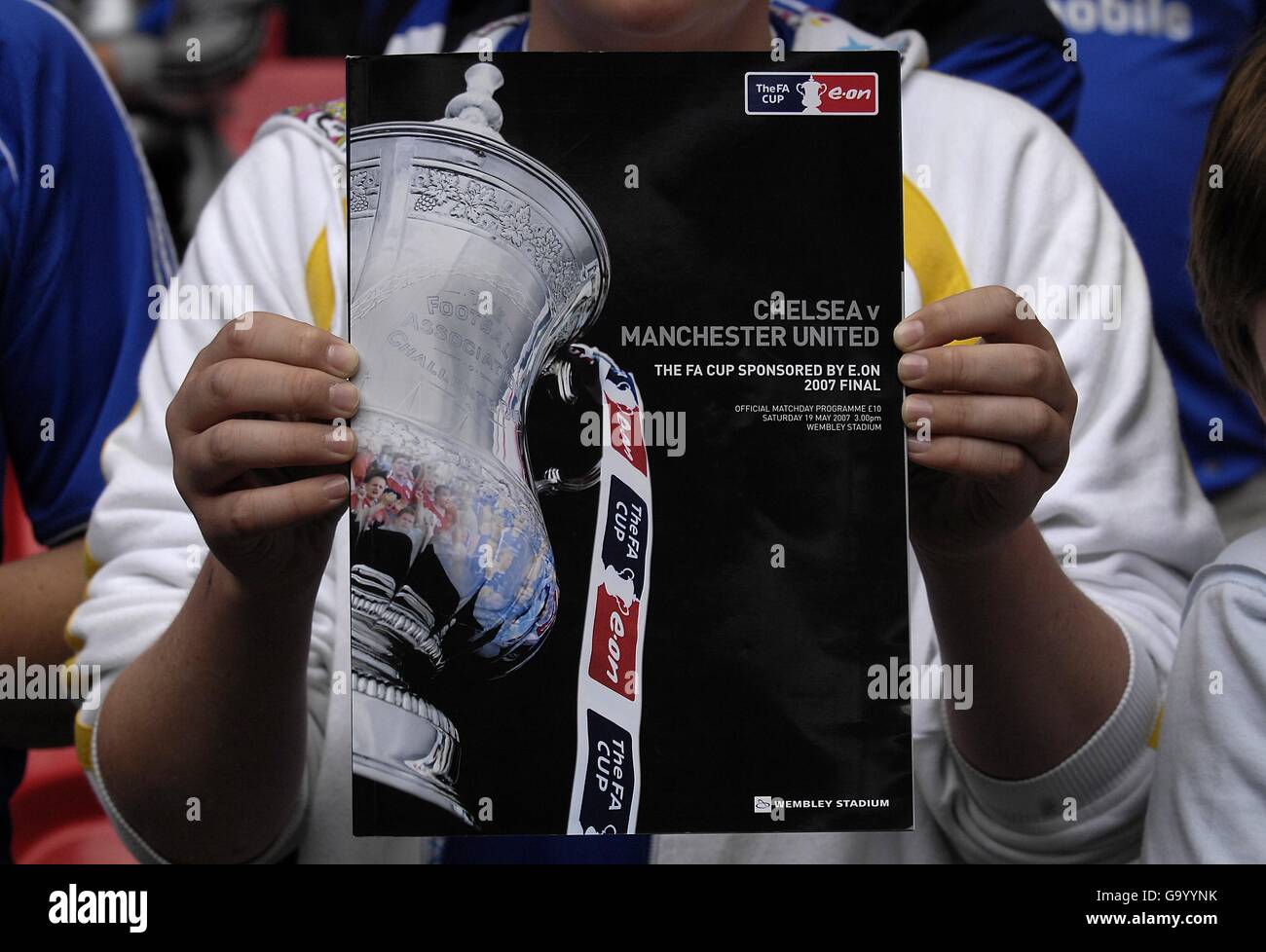 Fußball - FA Cup - Finale - Chelsea gegen Manchester United - Wembley Stadium. Ein Fan hält ein Abschlussprogramm des FA Cup ab Stockfoto