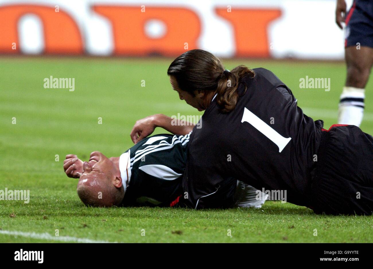 (L-R) Deutschlands Carsten Jancker trauert vor Schmerzen als Englands Torwart David Seaman schaut zu Stockfoto