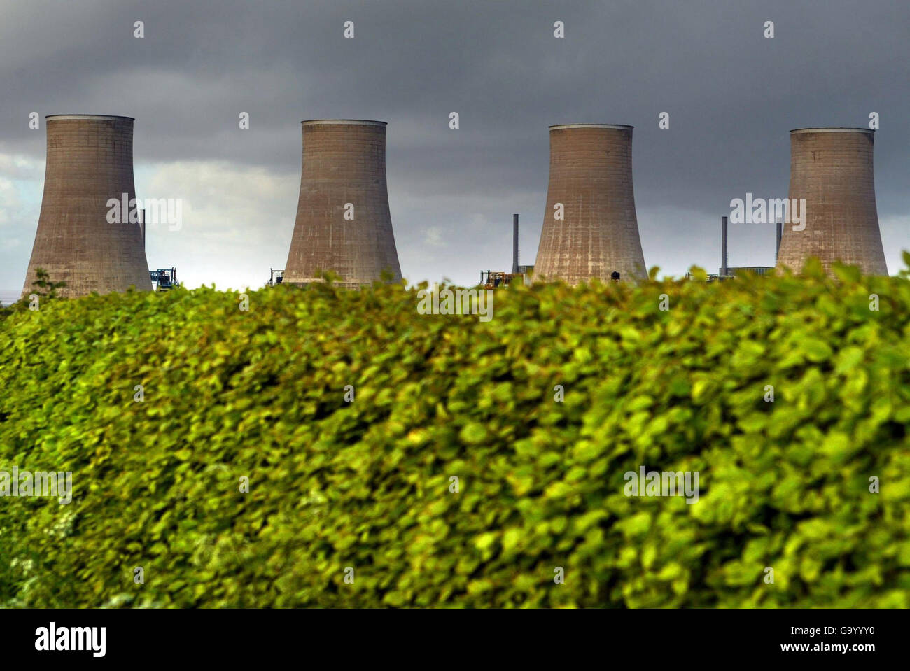 Ein allgemeiner Blick auf die vier Kühltürme, bevor sie heute Morgen im Kernkraftwerk Chapelcross, Dumfries, abgerissen wurden. Stockfoto