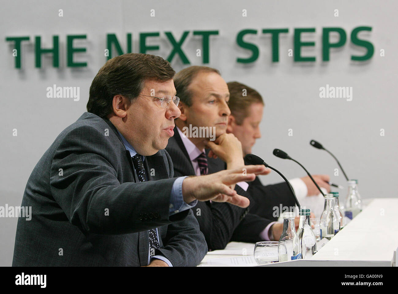 Finanzminister Brian Cowen (links) und Michael Martin (Mitte), Minister für Unternehmenshandel und Beschäftigung, sprechen während einer Fianna Fail Pressekonferenz in Dublin mit den Medien. Stockfoto