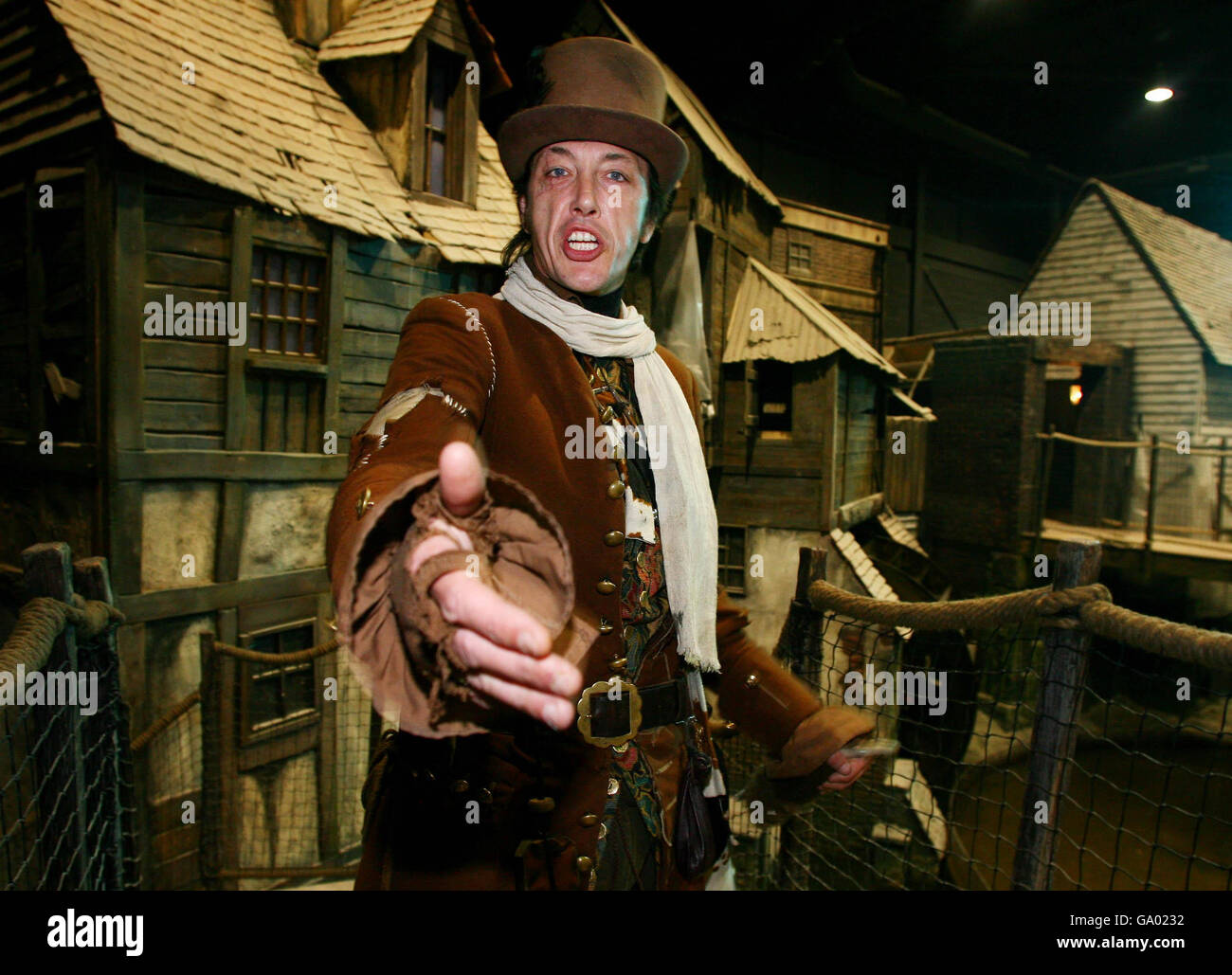 NED Fiendish, gespielt von Schauspieler Eddie Sampson, begrüßt Gäste auf Fagin's Bridge beim Media Preview Day von Dickens World in Chatham in Kent, der diese Woche eröffnet wird. Stockfoto